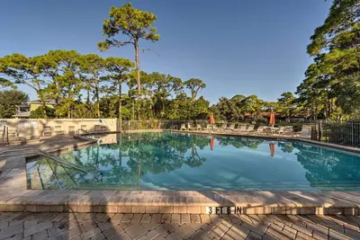 Lanai + Community Pool Access: Sarasota Oasis!