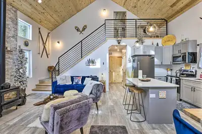 Image de 1 Mi to St Mary’s Glacier Trail: Modern Mtn Cabin!