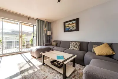 Image de Cheery bright condo with garden space in lively neighborhood