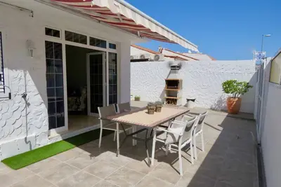 Image de Lovely bungalow with 2 bedrooms, spacious terrace and bbq