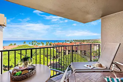 Image de Above It all, beautiful top floor with ocean views
