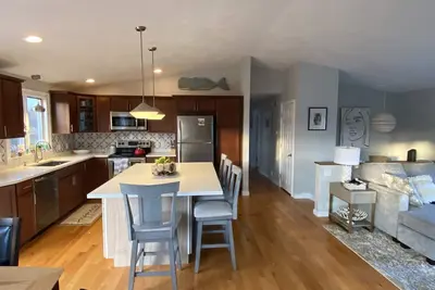 Image de Bright and Sunny Matunuck Beach House
