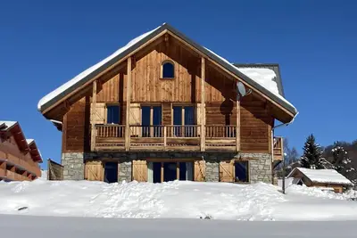 Image de Chalet Zénith au pied des pistes de ski, face aux Aiguilles d'Arves