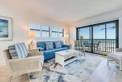 Image de Enjoy extra windows in this two-bedroom corner unit. Beautifully decorated.
