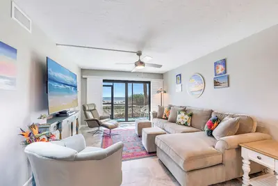 Image de Two-bedroom ground floor that is beautifully furnished with gorgeous kitchen!