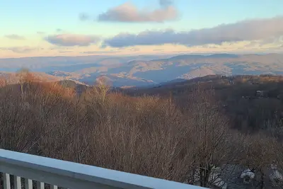 Image de Beech Mountain 4 Br with Amazing Long-range Views. Spacious house. Pet friendly.