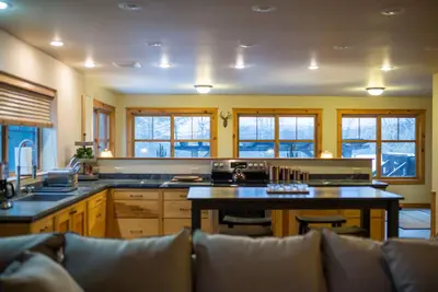 Image de Beautiful 6-bed, 4. 5-bath with private outdoor space. 5min walk to Main Street.