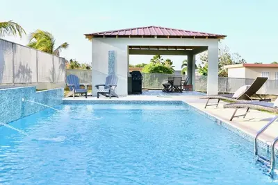 Image de New Large Saltwater Pool-Quiet Area-5 min to beach