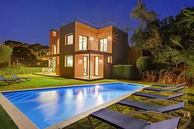 ***Tamariu Villa*** 4 Bedrooms | Private Pool | Free A/C | 500m to beach