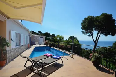 ***Begur Villa*** 3 Bedrooms | Private Pool | Free A/C | Free Wifi | Bbq