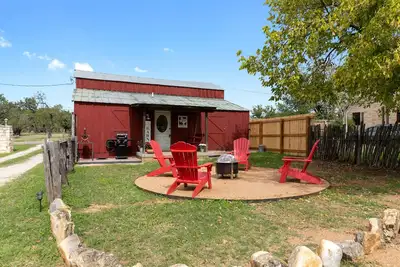 Image de Gorgeous Barn Cabin 10min from Main St!