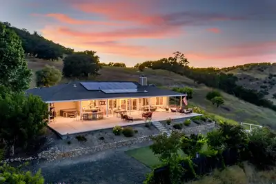 Image de The J's Nest Deluxe - Beautiful Hilltop Home with Charming Cottage!
