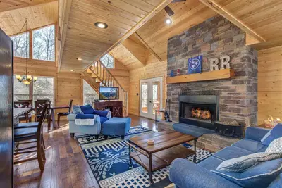 Image de Cabin By the Lake with Fireplace, Lake Access, Firepit + Dock!