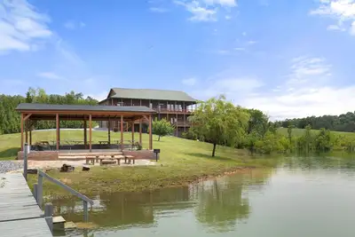 Image de Pet-Friendly Luxury  Home With Incredible Outdoor Living, Private Dock + Hot Tub