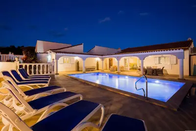 Image de 4 Bed Villa with 2 Swimming Pools and Air Conditioning