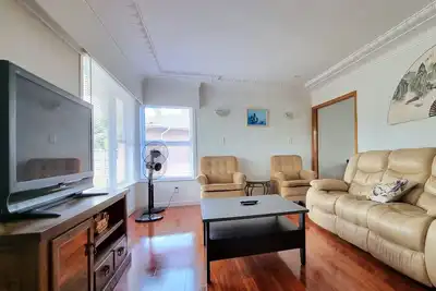 Image de Family Gem in Hillsborough with Free Parking