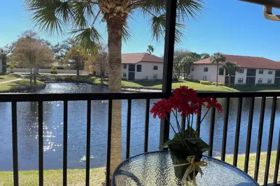 Image de Mm-near Beaches and Img, Pool, Tennis, Pickleball, Shorewalk condo 2 Bedroom/2 Bath lake view