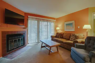 Image de Condo with Covered parking two blocks from the Slopes!