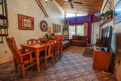 Image de Condo two blocks from the Slopes!