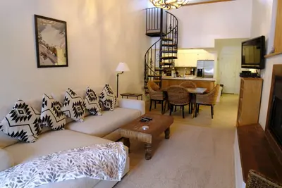 Image de Cozy Condo located two blocks from the Slopes!