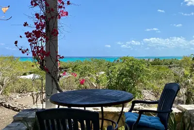 Image de Breath Taking Grace Bay and garden Views. 5 min walk to beach