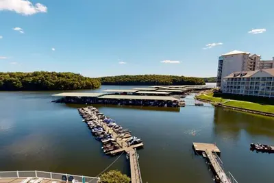 Image de Condo and boat slip literally seconds away from the shootout! ! Sleeps 7