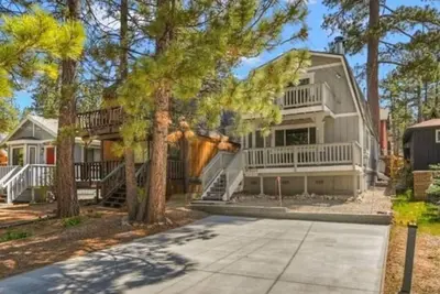 Image de · Lakewood Den + Walk to Lake + Hot Tub