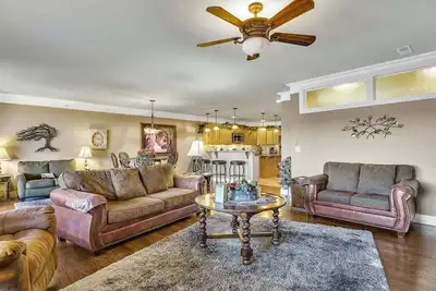 Image de Luxury Condo- Very Spacious-Fantastic Lake Views! Treehouse 1411!