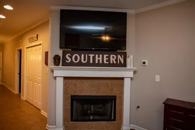 Image de 4 Bedroom 2. 5 Bath Close To Campus And The Square.