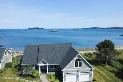 Image de Coastal Serenity… Maine Oceanfront Home with Private Beach Access