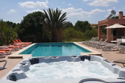 Image de Immense villa, 13 Chambres, 8 Bains, A\/C Complet, Grande Piscine, ping-pong, Bbq