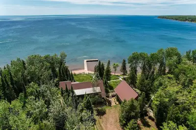 Image de Pair of homes along beautiful shores of Lake Superior! Pristine beach and views.