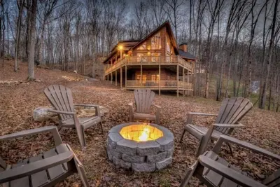 Image de Luxury, Spacious Cabin w\/ Mtn view, work office, hot-tub, arcades, Weber Grills