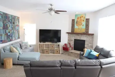 Image de Bright, Airy Keno Home with Patio and Yard