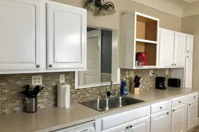 Image de Charming, Private Patio, Minutes to Detroit River