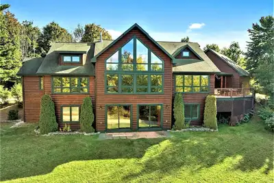 Image de 19 Person Private Log Lodge on large wooded lot 2 min from Beaches/Golf/Wine!