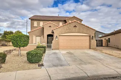 Image de 3 Mi to Golf: Home w\/ Outdoor Oasis in Surprise