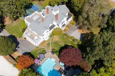 Image de Center Of It All: 454-Cv Sea Captain's Estate with Heated Pool and Pickle Ball Court