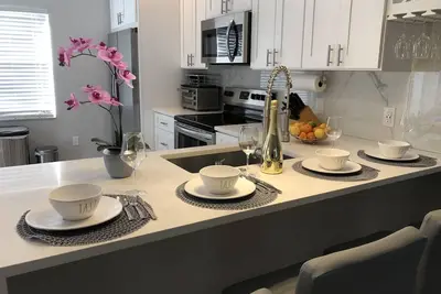 Peaceful bright home minutes from the beach
