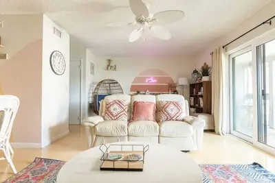 Image de Beautiful boho 2br townhouse- 2min walk to the beach! Relaxing beach oasis, Pool