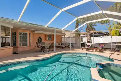 Image de ⚓Beautiful waterfront pool home w/spa! Minutes from the beach⚓🌅