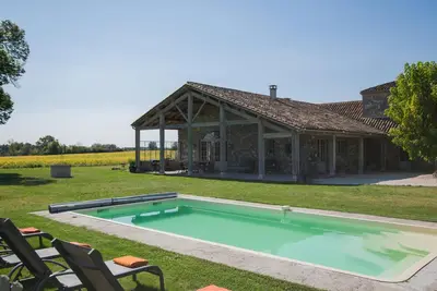 Image de Maison avec piscine au milieu des tournesols