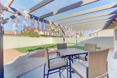 Image de King Size Bed! Massage Chair! Ev Charger~~Overhead Shower! 15 Minutes From Strip!