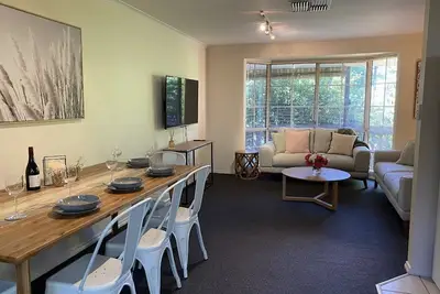 Image de Comfortable 3 bedroom home close to everything!