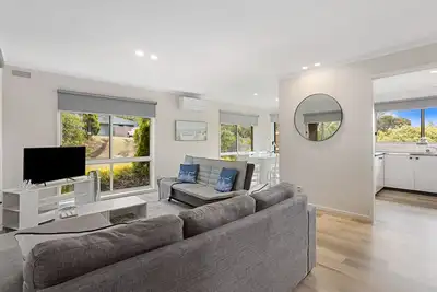 Image de This revamped quintessential holiday home, prime location (sleeps 8)