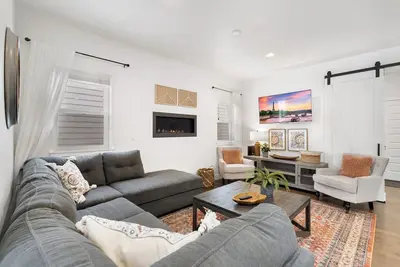 Image de Steps from River & Old Town - Hot Tub & King Bd