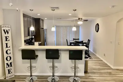 Image de Cozy Brand New Home Near the Colorado River!