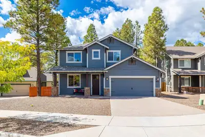 Image de The Great Escape - Large treed backyard with gas firepit. Ac, The Great Escape - Large treed lot wit