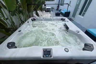 Image de 4/5 for 8, Steps to Beach-Jacuzzi, Furnished Patio