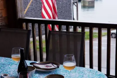 Image de Beautiful loft in heart of town, deck area with stunning views!